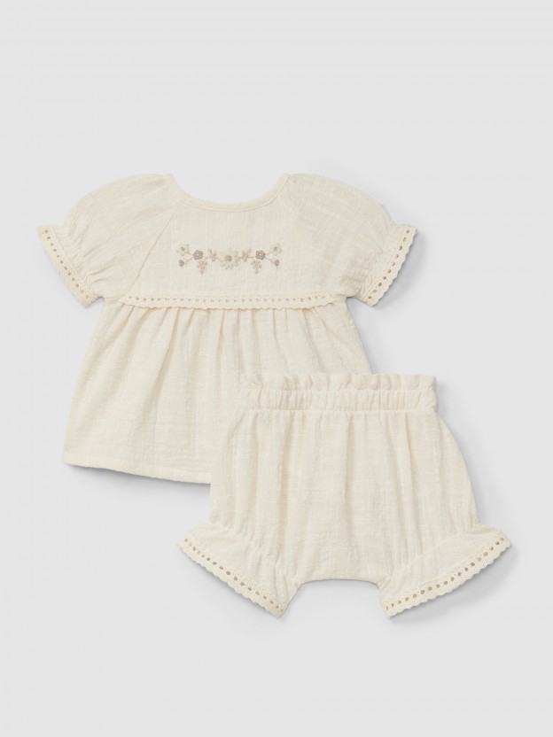 Blouse and shorts set with embroidery and lace details Blouse and shorts set with embroidery and lace details