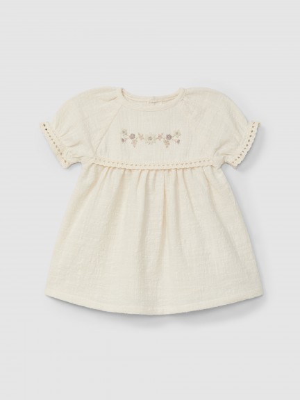 Robe avec broderie et détails en dentelle Robe avec broderie et détails en dentelle