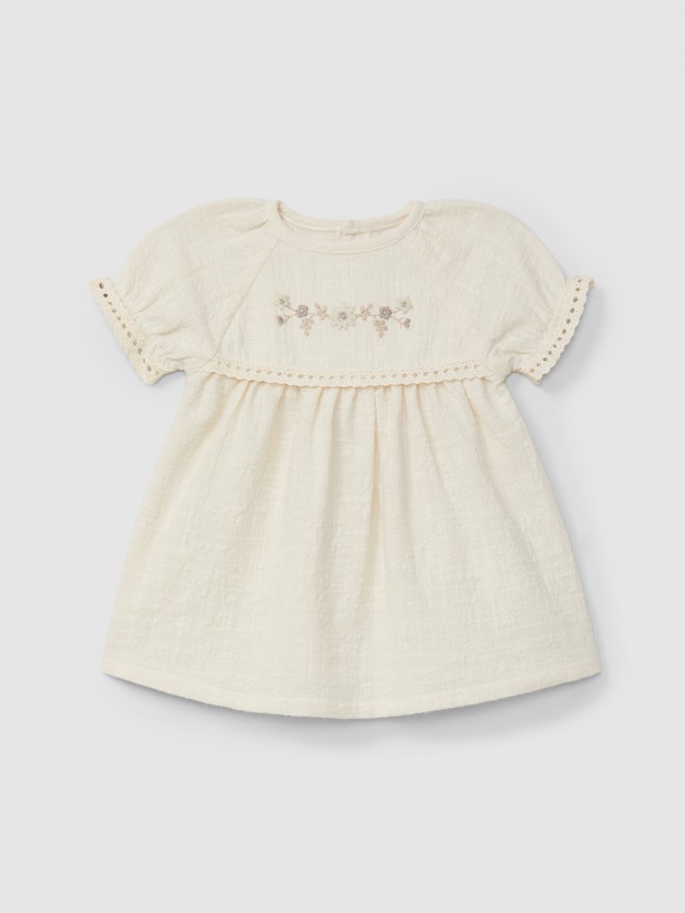 Robe avec broderie et détails en dentelle Robe avec broderie et détails en dentelle