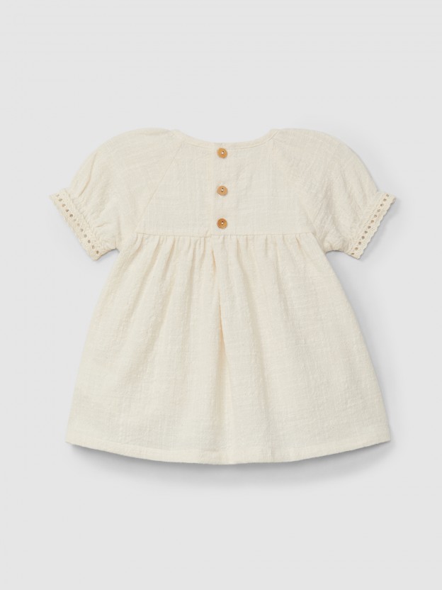 Robe avec broderie et détails en dentelle Robe avec broderie et détails en dentelle