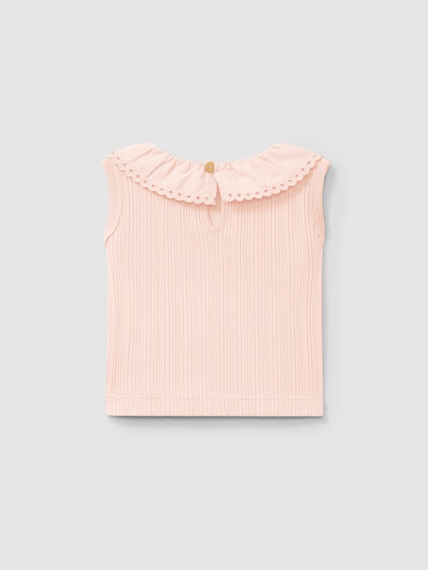 Singlet em malha canelada e gola bordado ingl�s