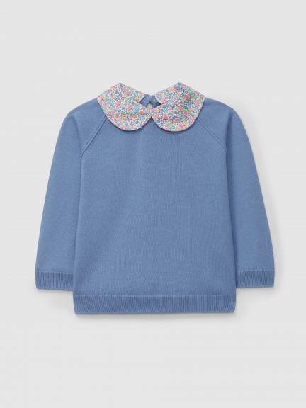Knitted jumper with removable collar