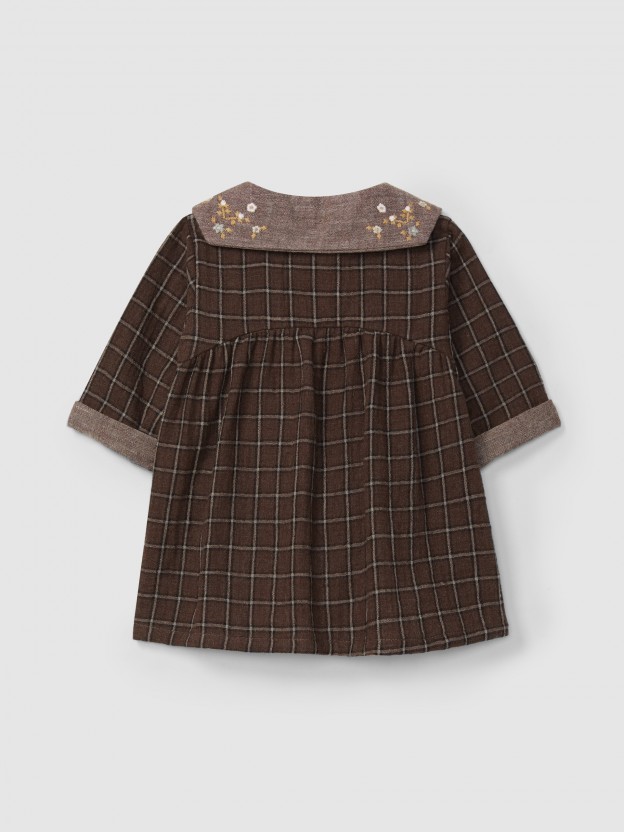 Robe carreaux avec d�tail de fleurs brod�es