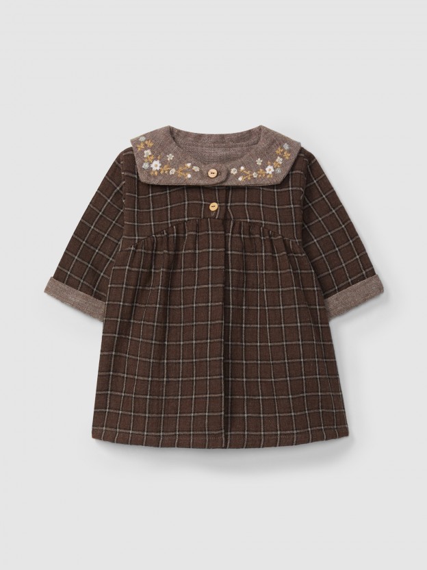 Robe carreaux avec d�tail de fleurs brod�es