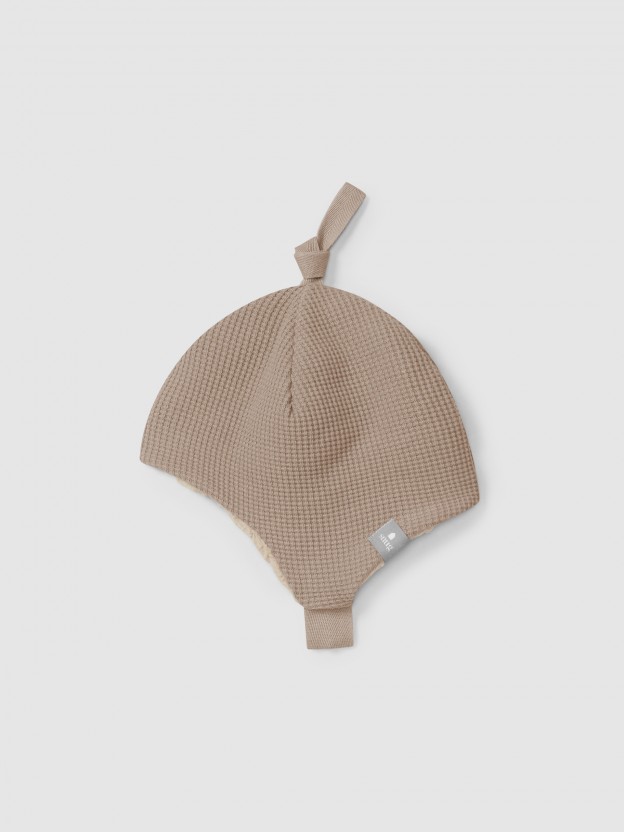 Bonnet en maille gaufr�e doubl� en fourrure