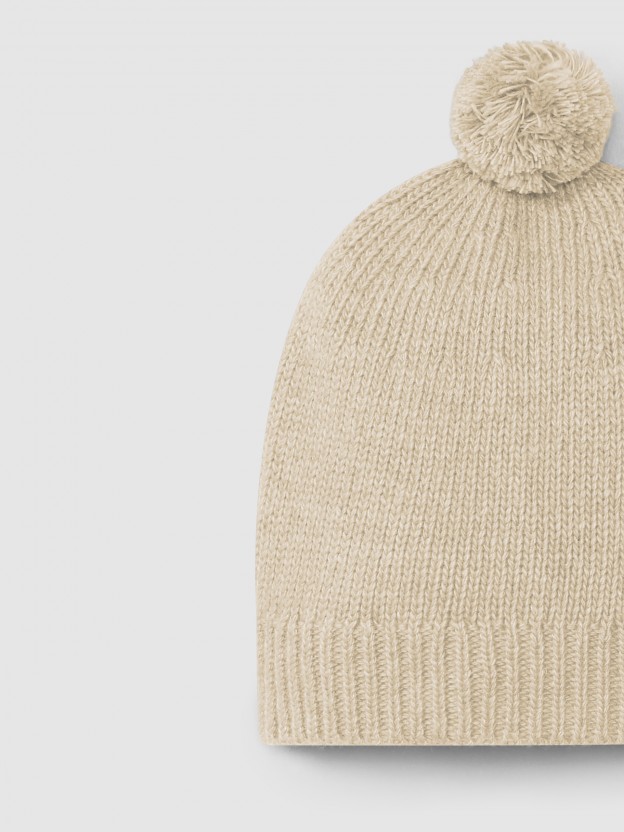 Gorro tricotado com pom-pom