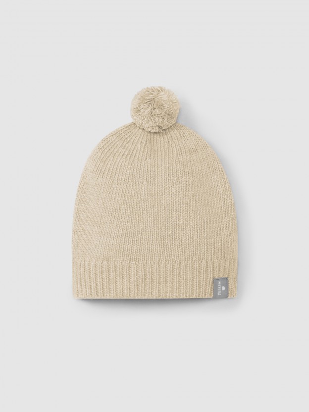 Gorro tricotado com pom-pom