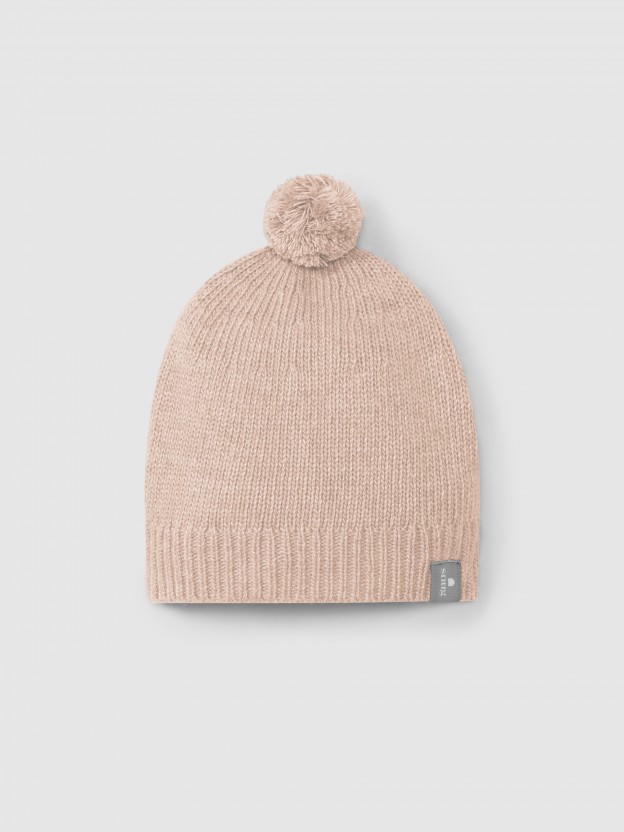 Knitted beanie with pom-pom Knitted beanie with pom-pom