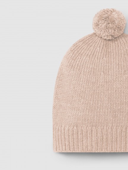 Bonnet tricoté avec pompon Bonnet tricoté avec pompon