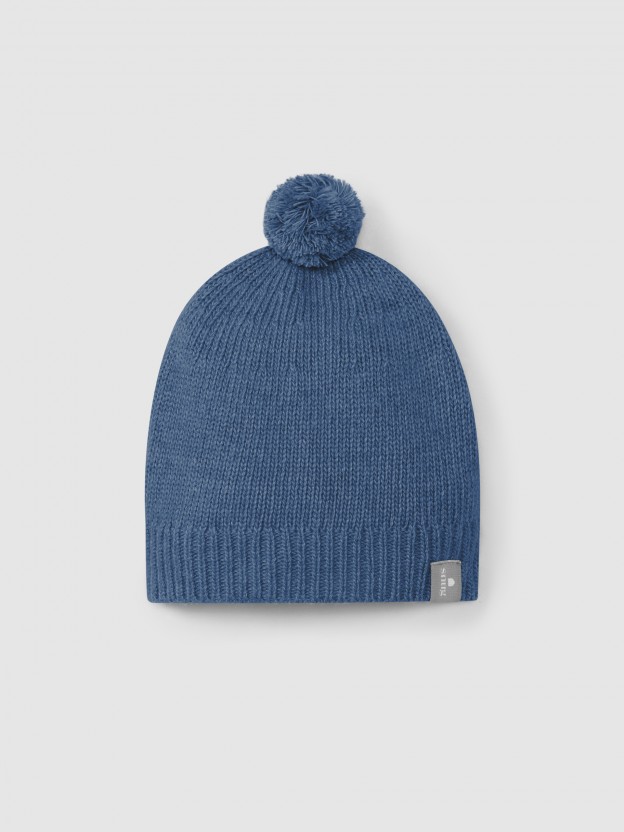 Knitted beanie with pom-pom Knitted beanie with pom-pom