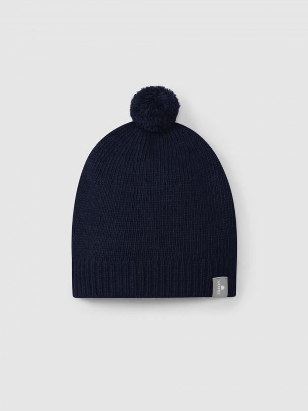 Knitted beanie with pom-pom Knitted beanie with pom-pom