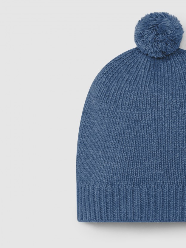 Knitted beanie with pom-pom Knitted beanie with pom-pom