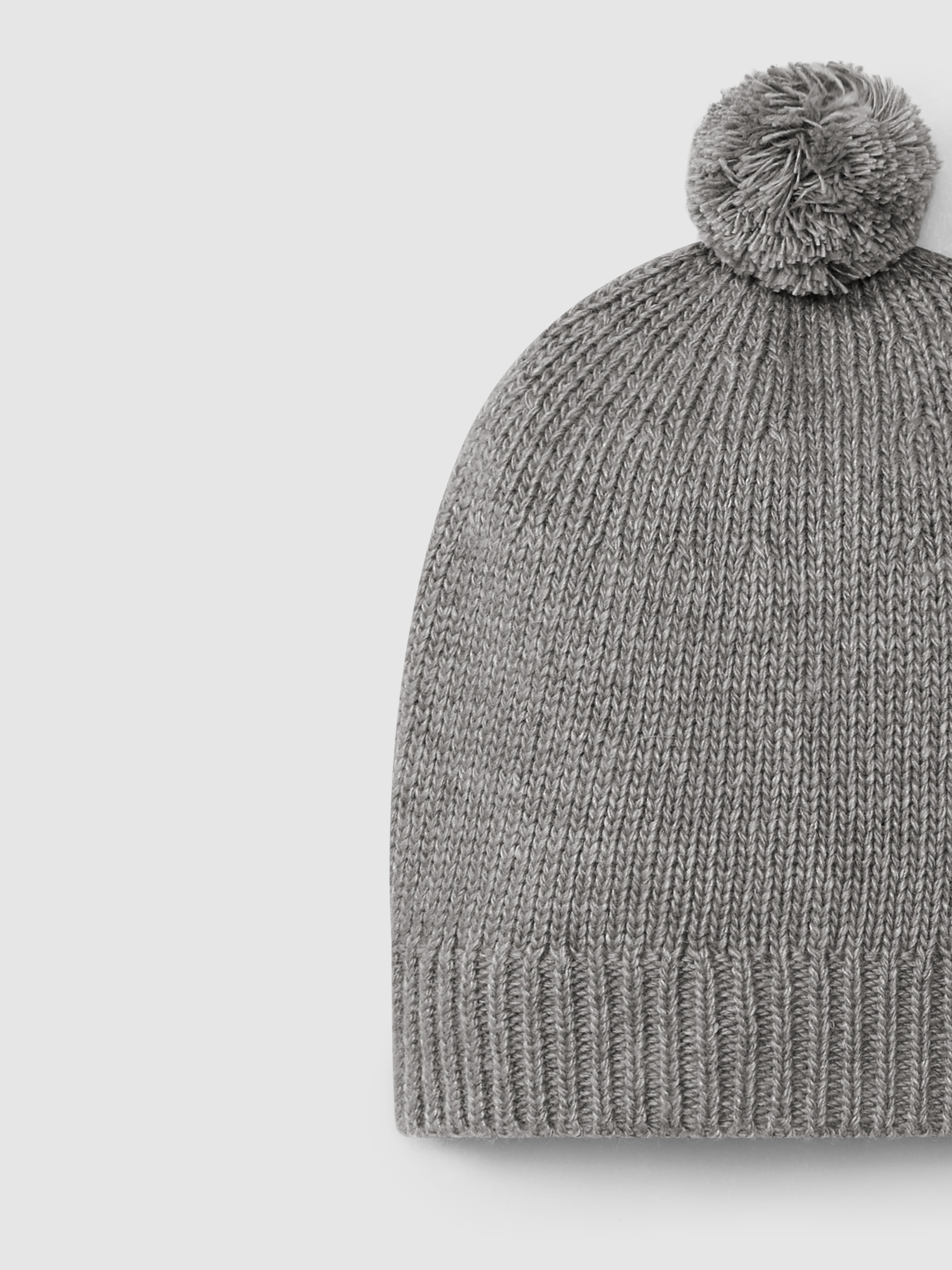 Bonnet tricoté avec pompon