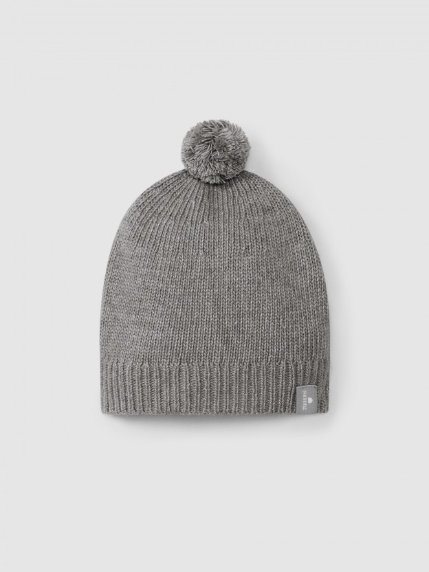 Bonnet tricoté avec pompon Bonnet tricoté avec pompon