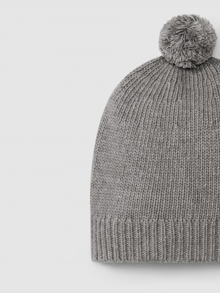Knitted beanie with pom-pom Knitted beanie with pom-pom