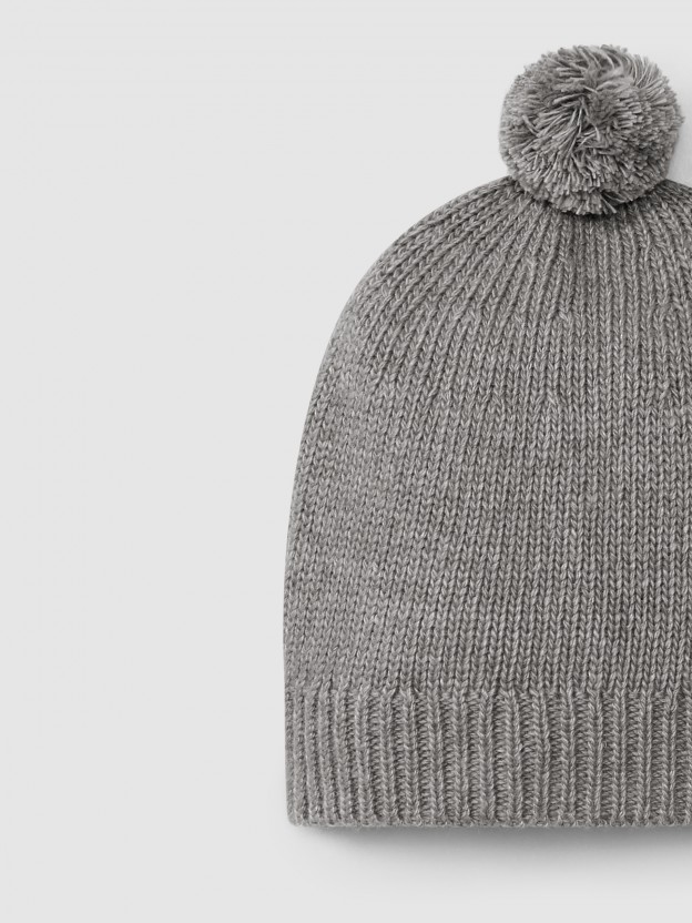 Bonnet tricoté avec pompon Bonnet tricoté avec pompon