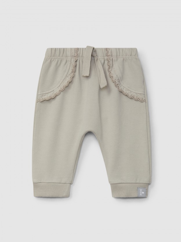 Pantalon pull-up en peluche avec volant brodé Pantalon pull-up en peluche avec volant brodé