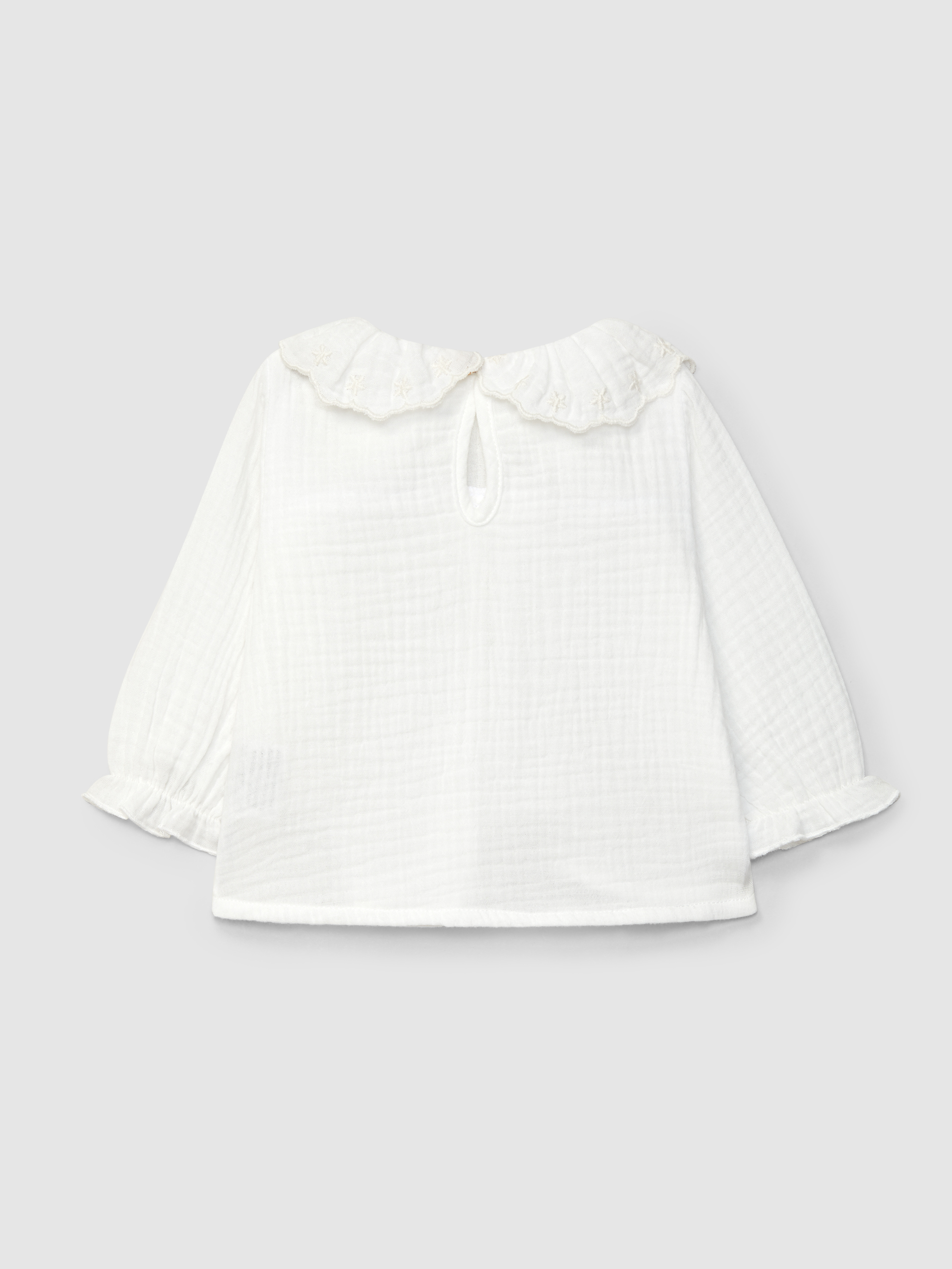 Blusa em musseline com gola de folho bordada