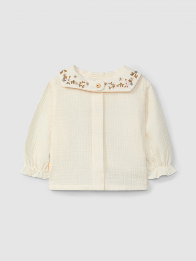 Blusa em musseline com gola de flores bordadas