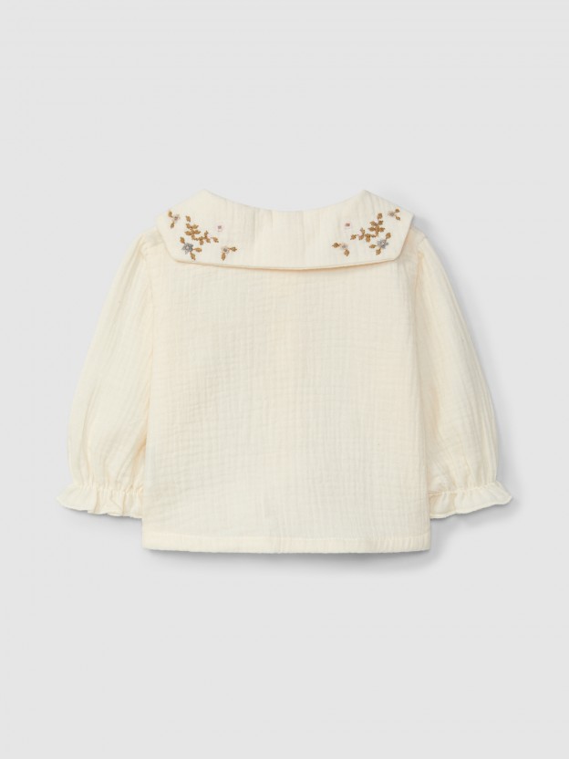 Blusa em musseline com gola de flores bordadas