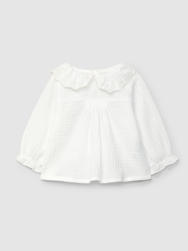 Blusa em musseline com gola de folho bordada Blusa em musseline com gola de folho bordada