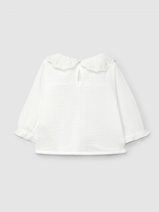 Blusa em musseline com gola de folho bordada Blusa em musseline com gola de folho bordada