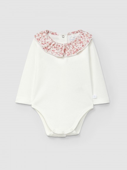 Body cuello de volante en tela estampada con detalle de encaje