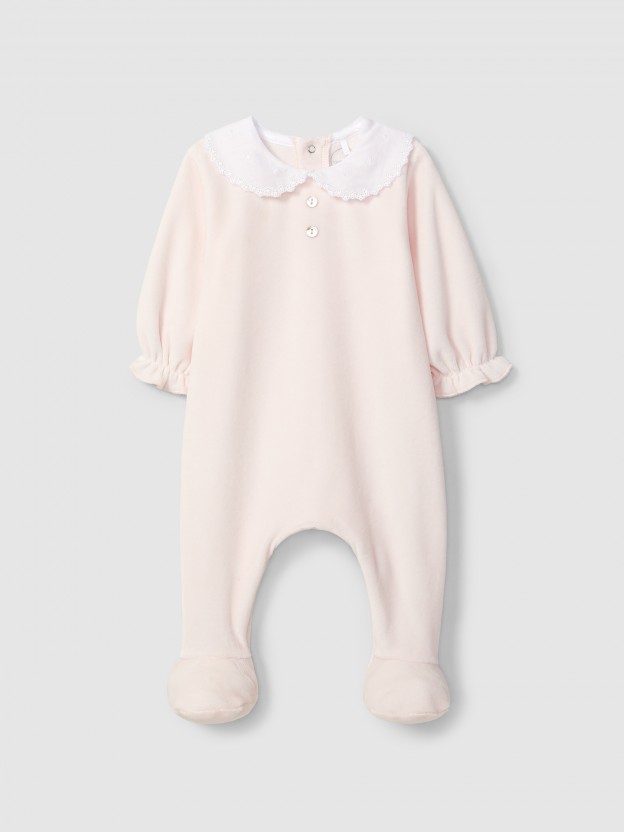 Babygrow em veludo com gola redonda bordado delicado Babygrow em veludo com gola redonda bordado delicado