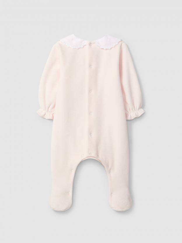 Babygrow em veludo com gola redonda bordado delicado Babygrow em veludo com gola redonda bordado delicado