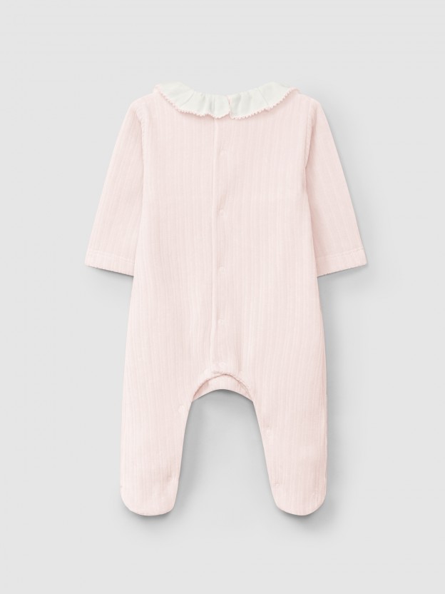 Babygrow em veludo canelado com gola de folho e detalhe bordado