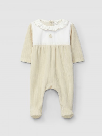 Babygrow em veludo canelado com gola de folho e detalhe bordado Babygrow em veludo canelado com gola de folho e detalhe bordado