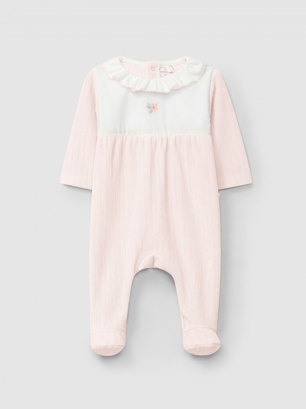 Babygrow em veludo canelado com gola de folho e detalhe bordado
