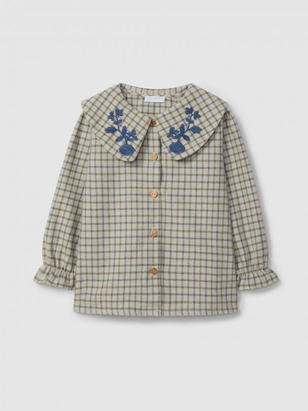 Blouse � carreaux avec broderie en fil de laine