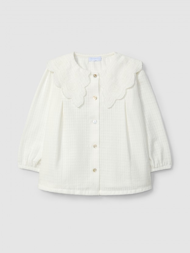 Blusa em tecido texturado com gola bordado inglês Blusa em tecido texturado com gola bordado inglês