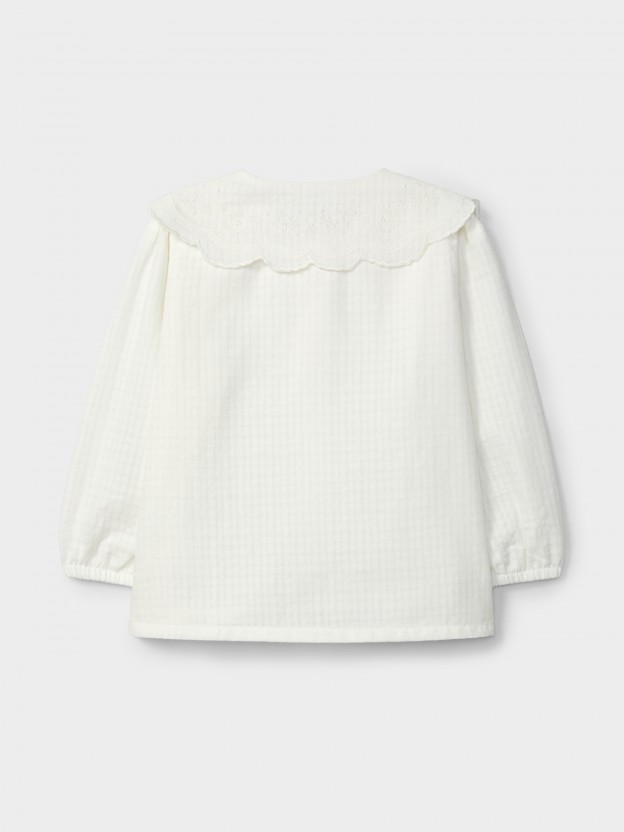 Blusa em tecido texturado com gola bordado inglês Blusa em tecido texturado com gola bordado inglês