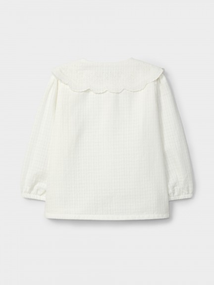 Blusa en tejido texturizado con cuello bordado inglés Blusa en tejido texturizado con cuello bordado inglés
