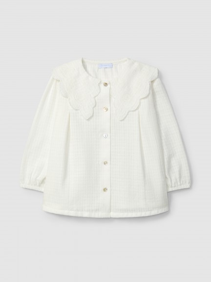 Blusa en tejido texturizado con cuello bordado ingl�s