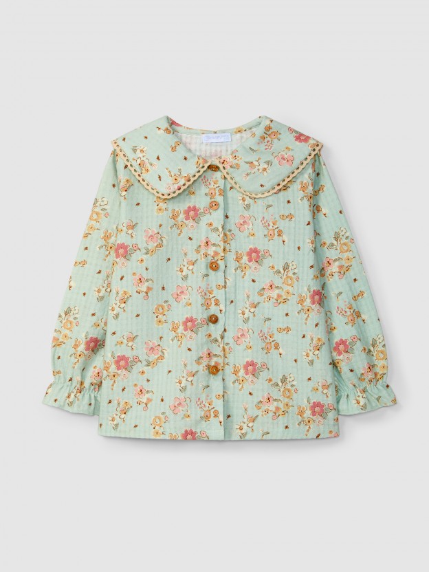 Blusa floral con detalle de encaje en el cuello Blusa floral con detalle de encaje en el cuello