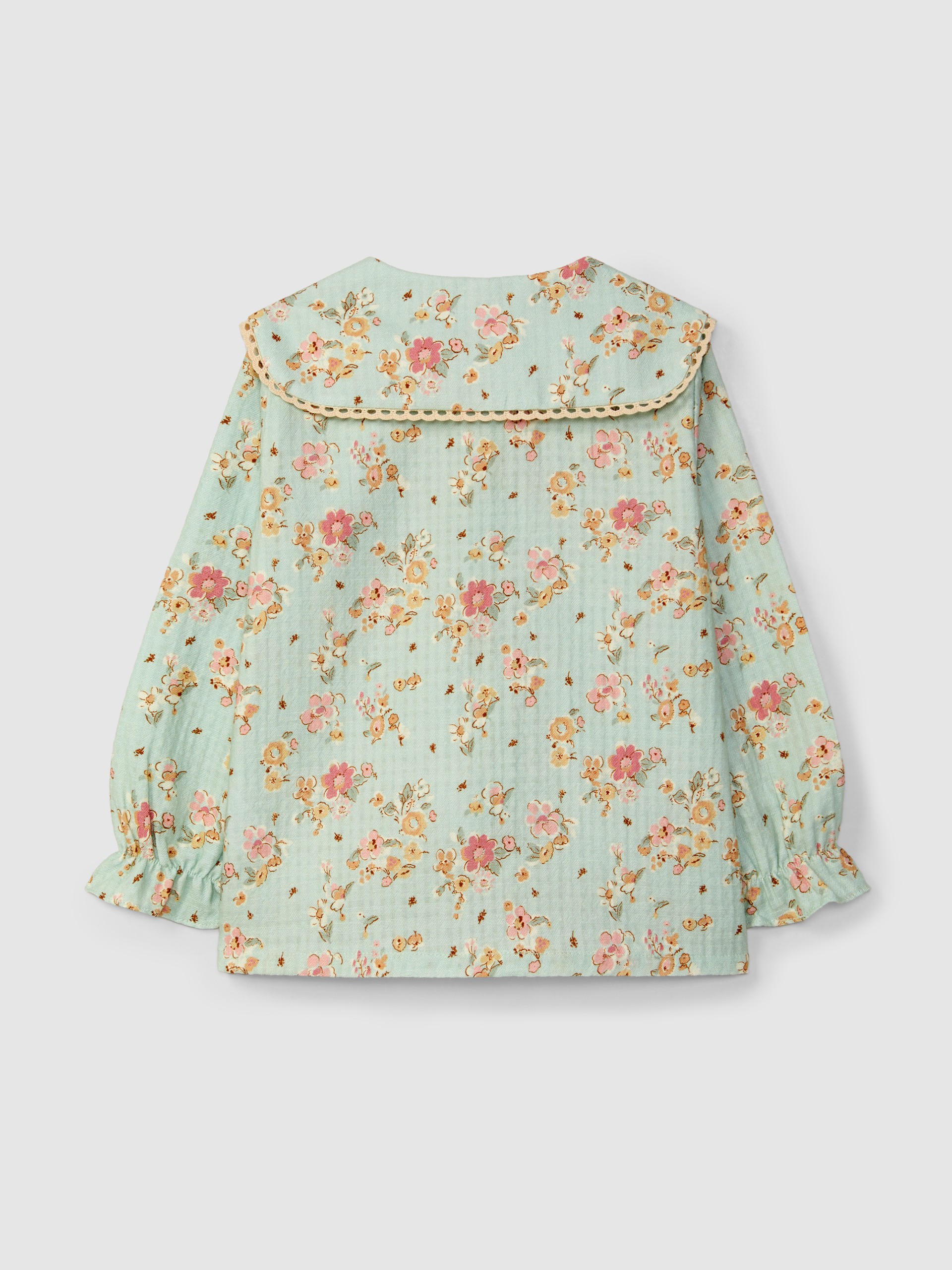 Blusa floral con detalle de encaje en el cuello