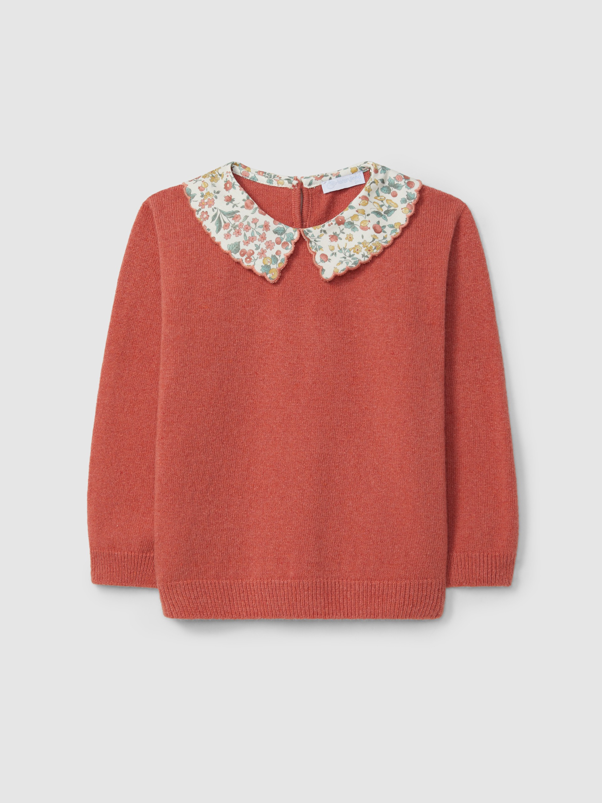 Knitted jumper with fabric collar