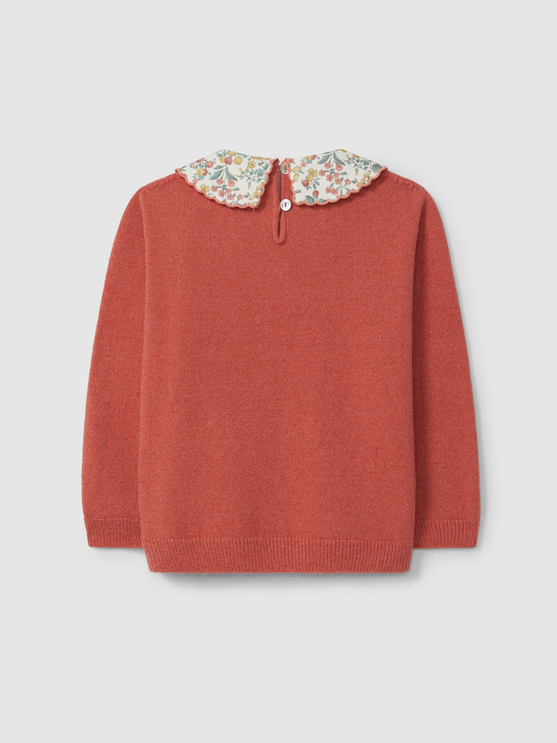 Knitted jumper with fabric collar
