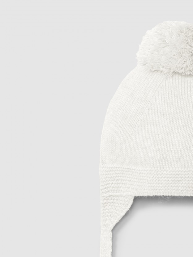 Bonnet tricot� avec pompon