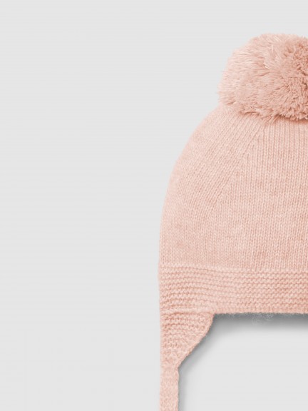 Knitted beanie with pom-pom Knitted beanie with pom-pom