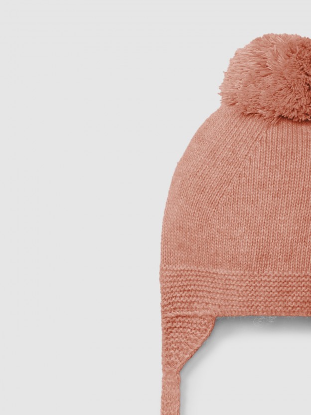 Gorro tricotado com pom-pom