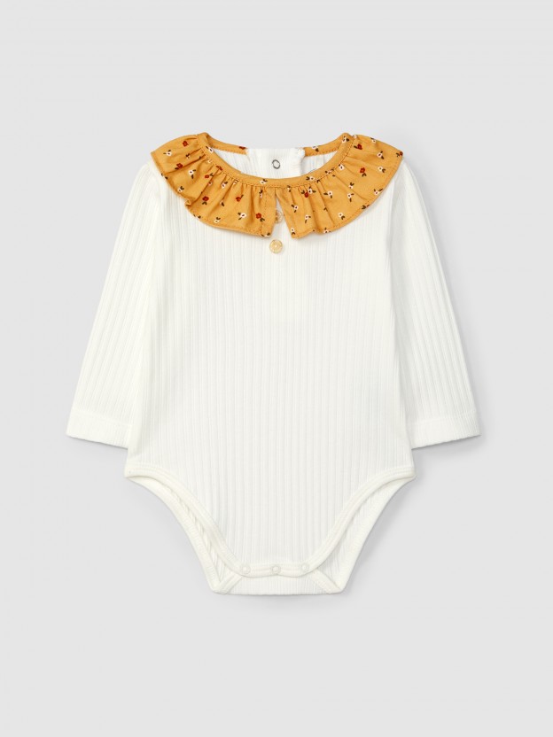 Body en maille cannel�e � col � volant � fleurs