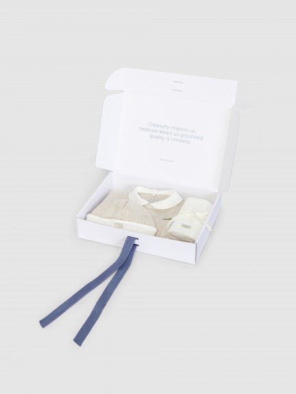 Gift box babygrow, gorro e fralda Gift box babygrow, gorro e fralda