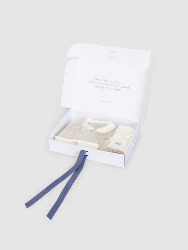 Coffret cadeau babygrow, bonnet et couche Coffret cadeau babygrow, bonnet et couche