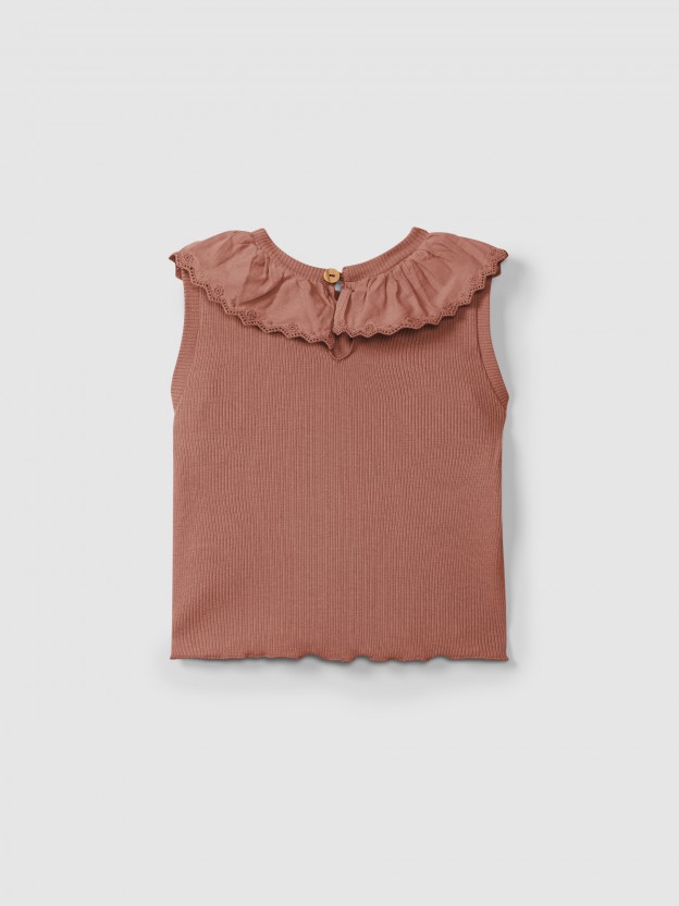Singlet in ribbed jersey with English embroidery collar Singlet in ribbed jersey with English embroidery collar