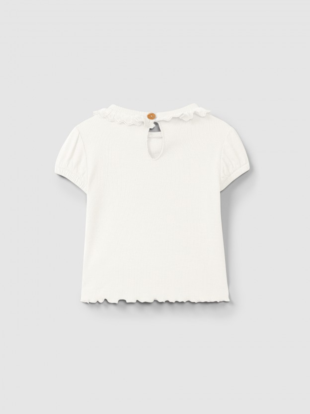 T-shirt em malha canelada com gola bordado ingl�s