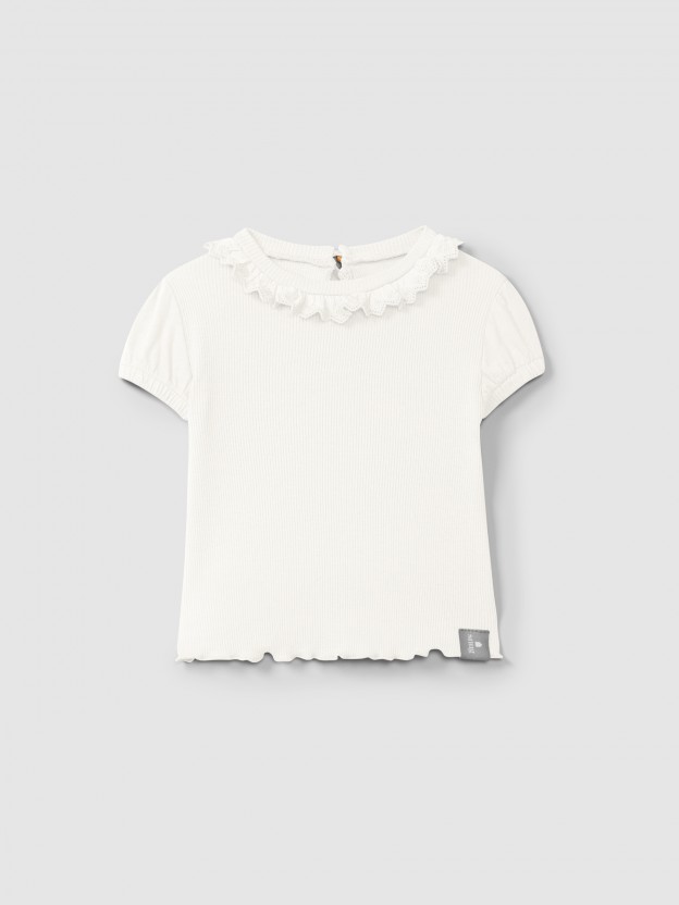T-shirt em malha canelada com gola bordado ingl�s